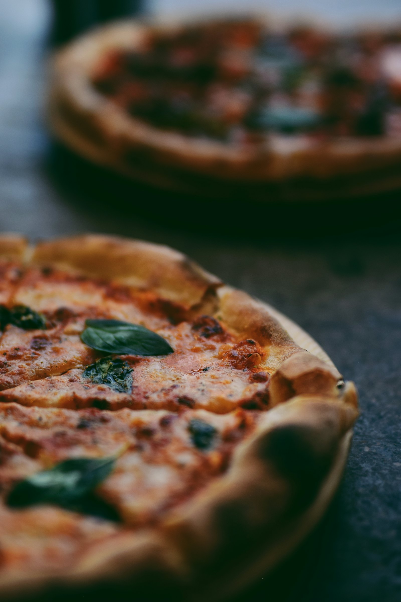 Zwei Pizzen auf dem Tisch